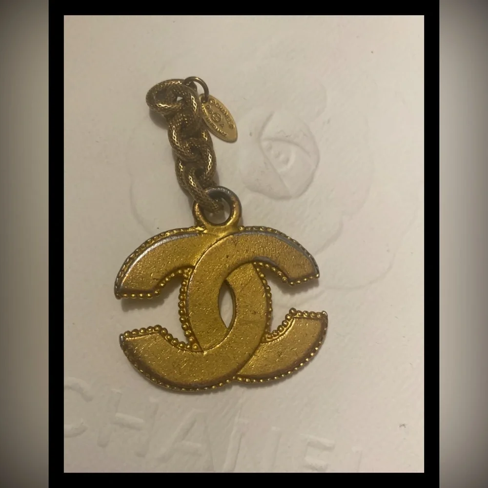 ❌sold❌ CHANEL Vintage 96A Coco Mark Textured Interlocking CC Key Holder Charm